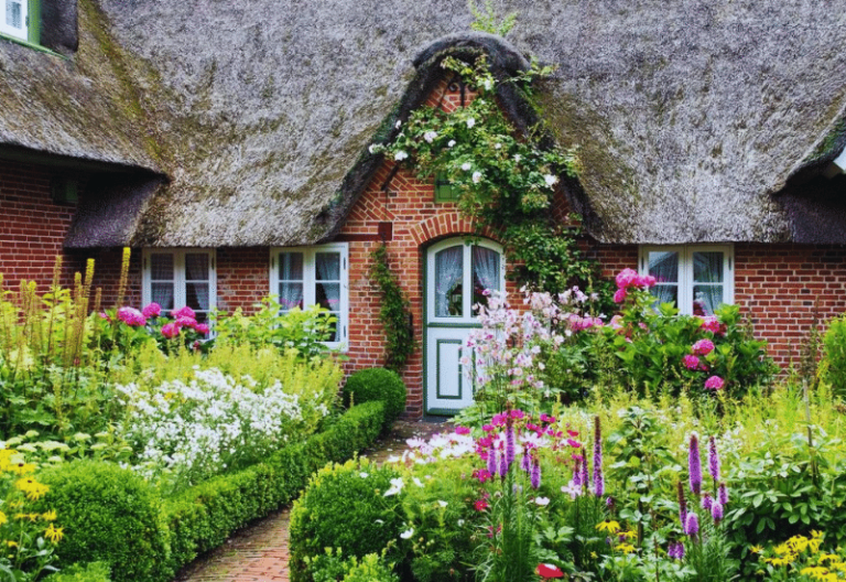 12 Must-Have Cottage Garden Plants To Achieve An Traditional English-Style Look