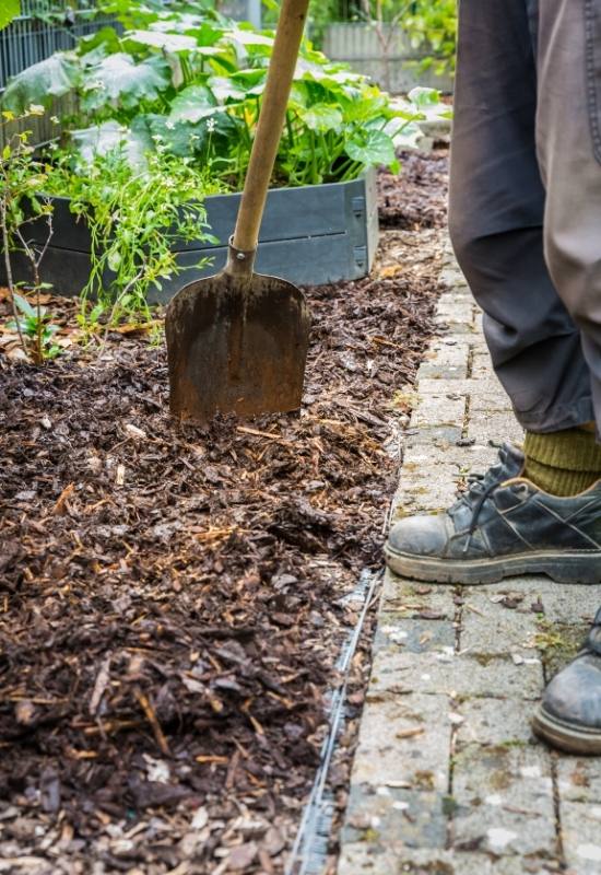How to Apply Organic Matter to Clay Soil