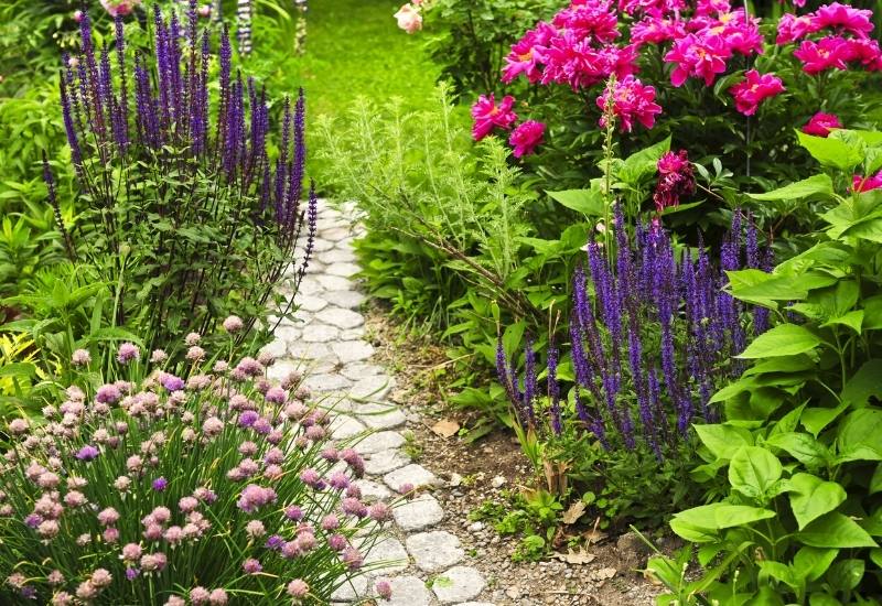 22 Simple Ideas to Make Your Small Garden Look Bigger 20
