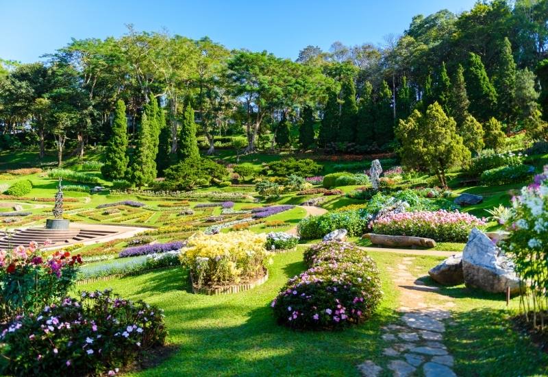 22 Simple Ideas to Make Your Small Garden Look Bigger 3
