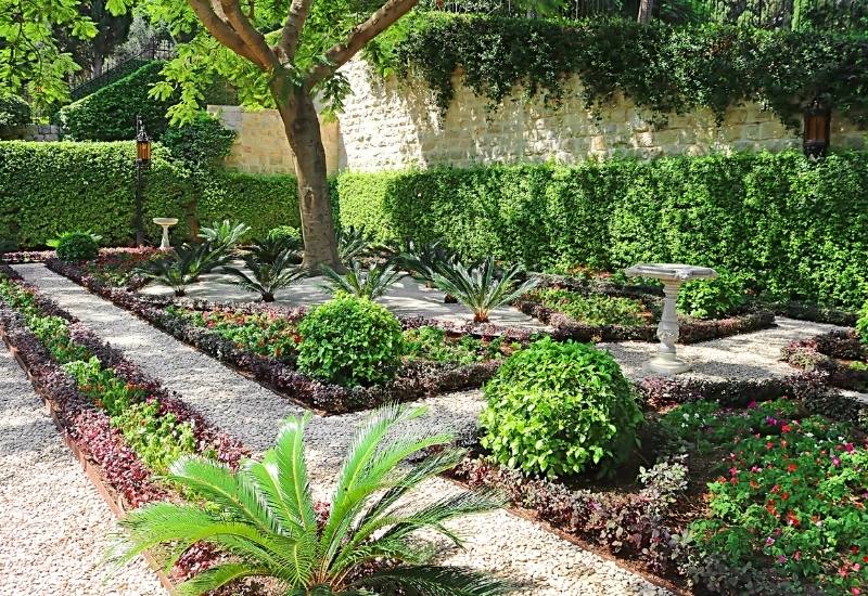 22 Simple Ideas to Make Your Small Garden Look Bigger 9