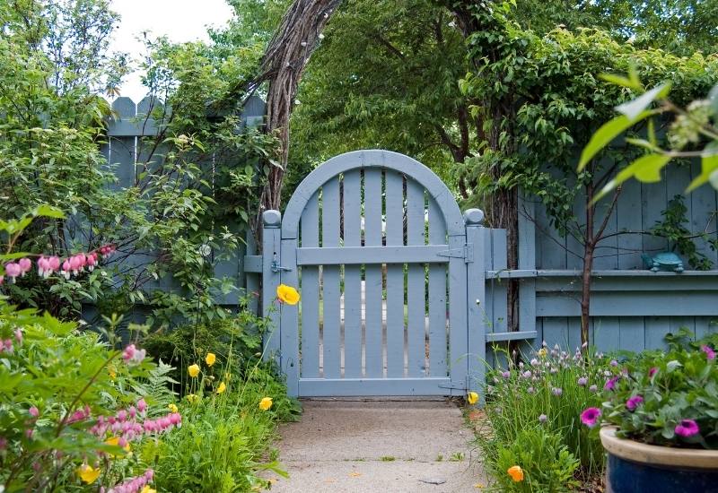 22 Simple Ideas to Make Your Small Garden Look Bigger 20