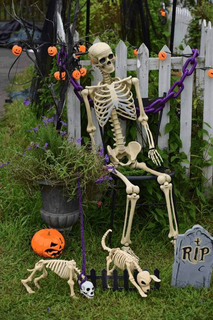 38 DIY Front Yard Halloween Decorations That Are Seriously Next-Level 32