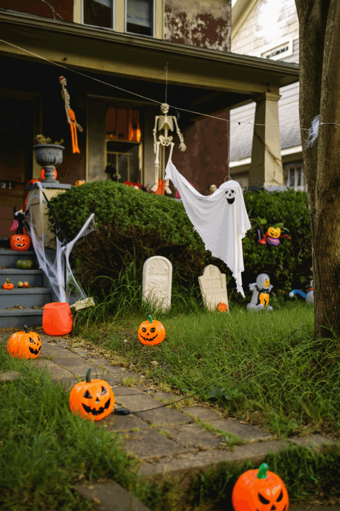 38 DIY Front Yard Halloween Decorations That Are Seriously Next-Level 33