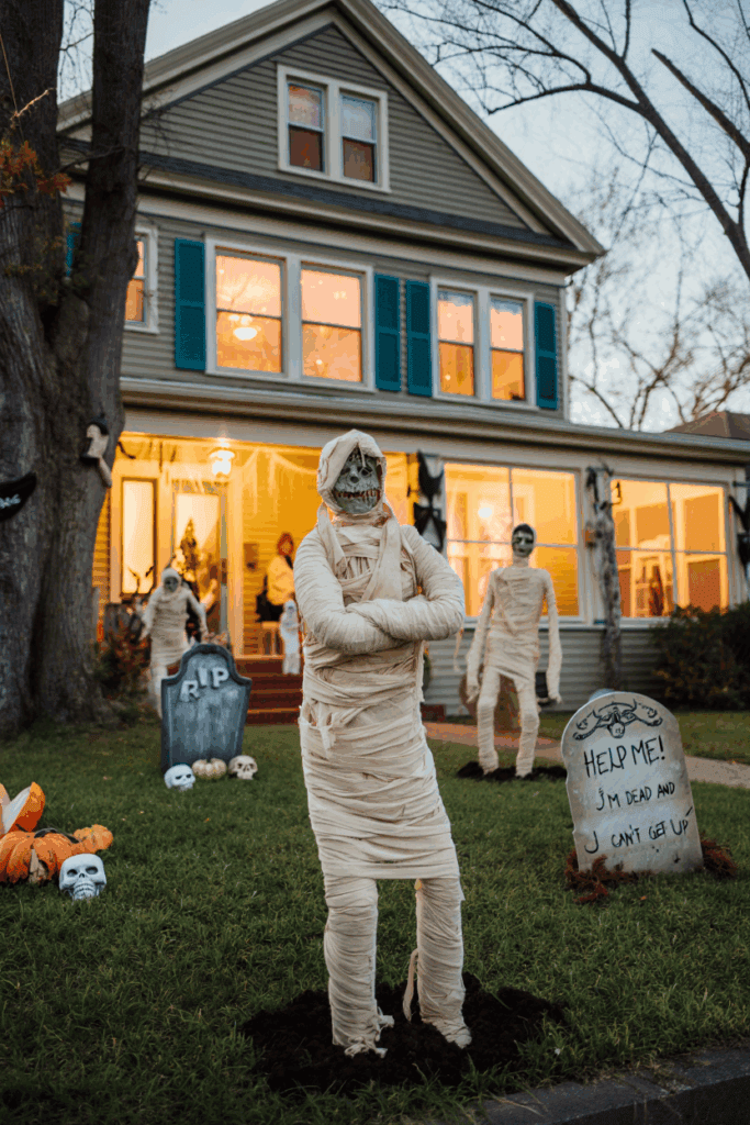 38 DIY Front Yard Halloween Decorations That Are Seriously Next-Level 30